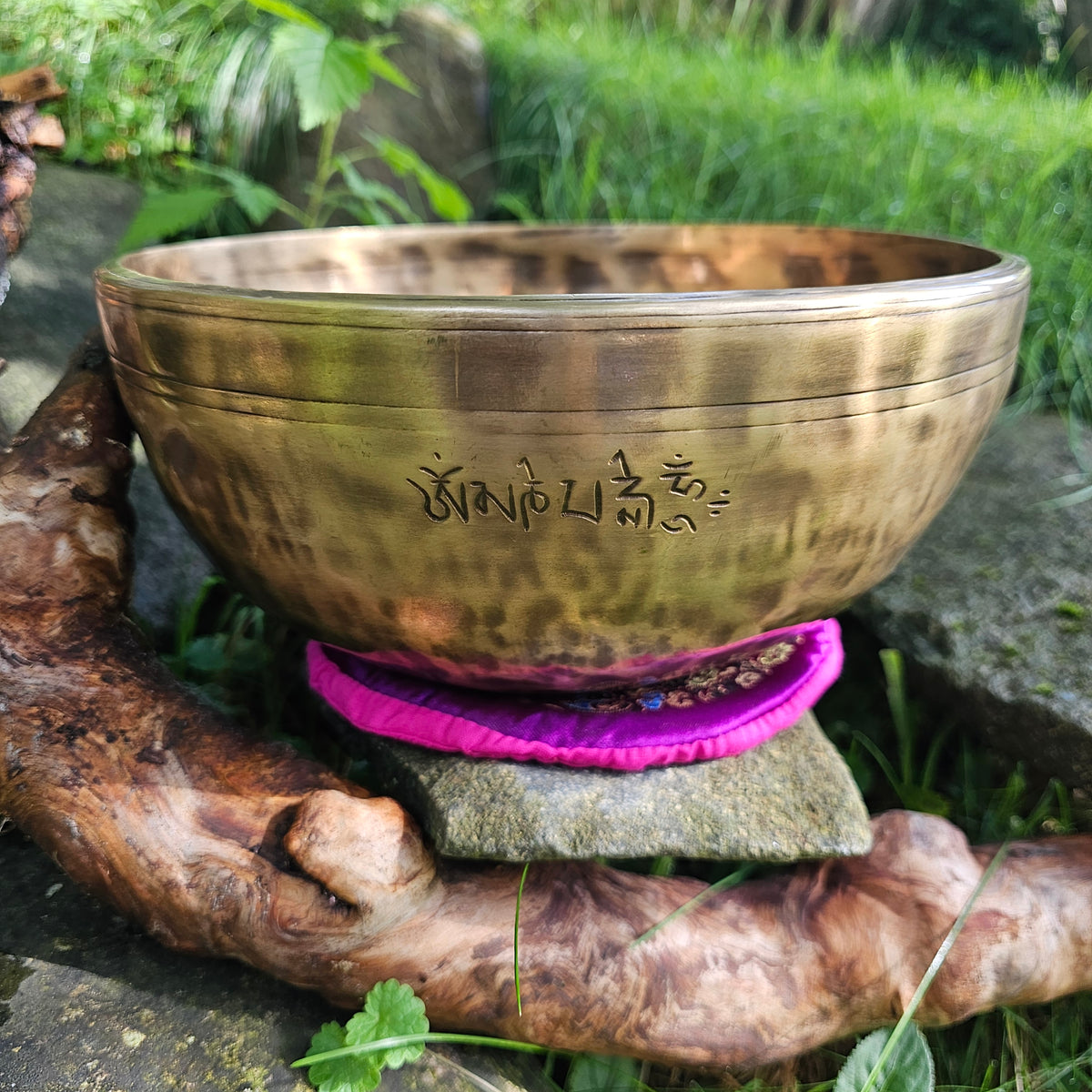 Full moon singing bowl ø 24 cm in F#