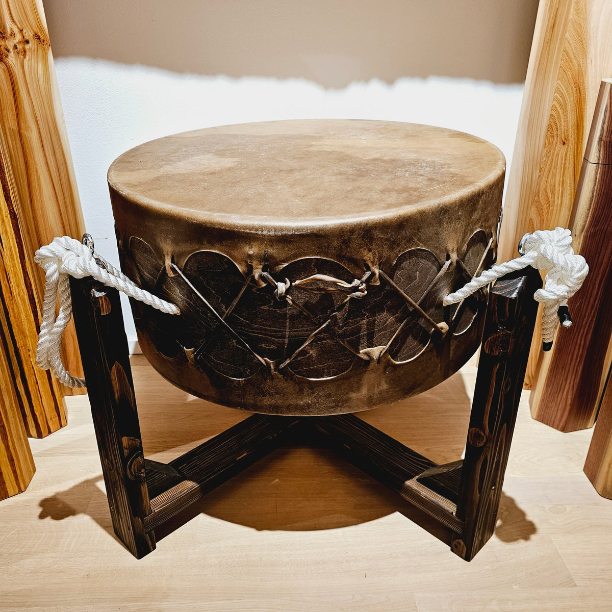 Powwow Trommel 65 cm - 30 cm mit Ständer - Kuh| Schamanentrommel | Perkussion &amp; Trommel | Dunum.ch