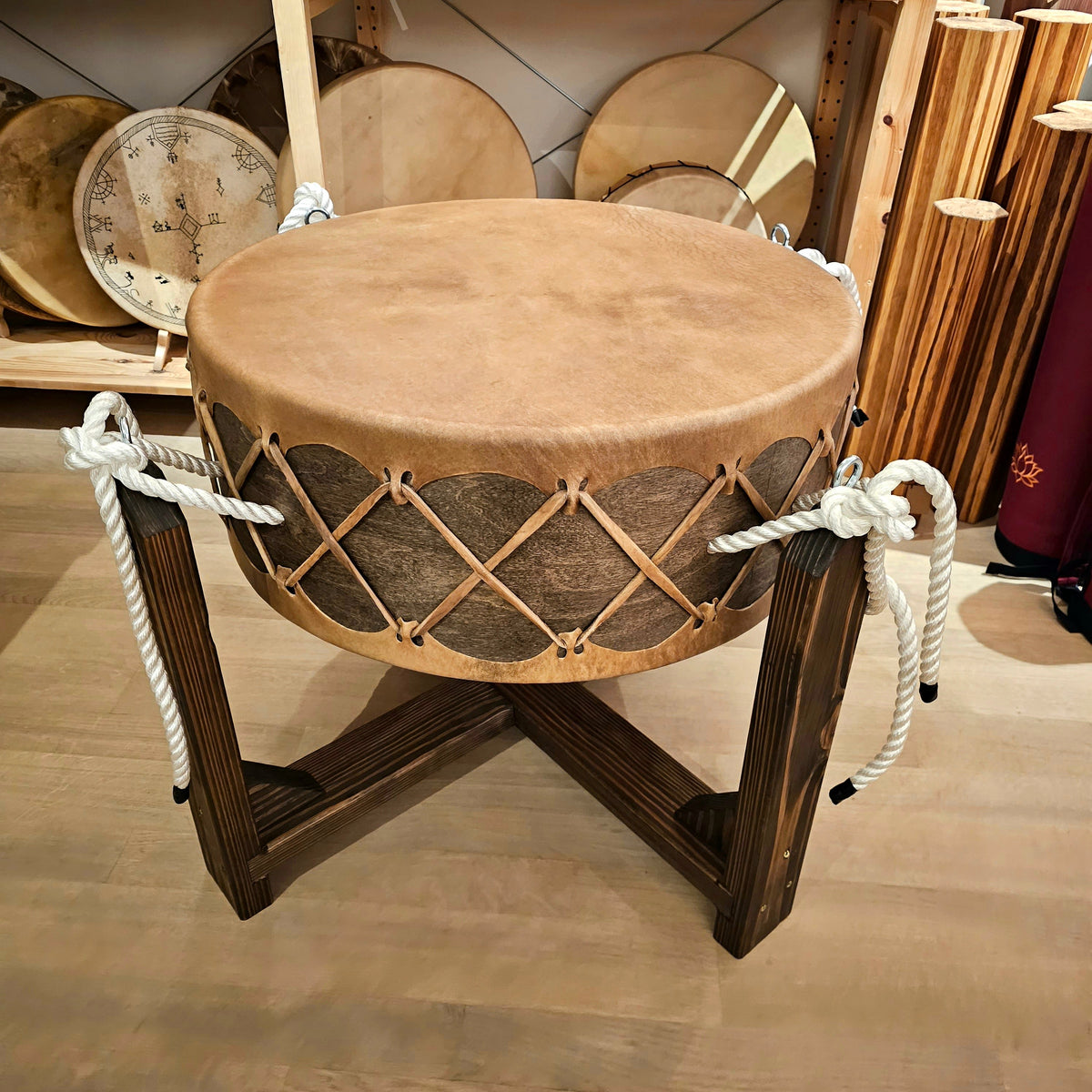 Powwow Trommel 60 cm - 24 cm mit Ständer - Bison| Schamanentrommel | Perkussion &amp; Trommel | Dunum.ch