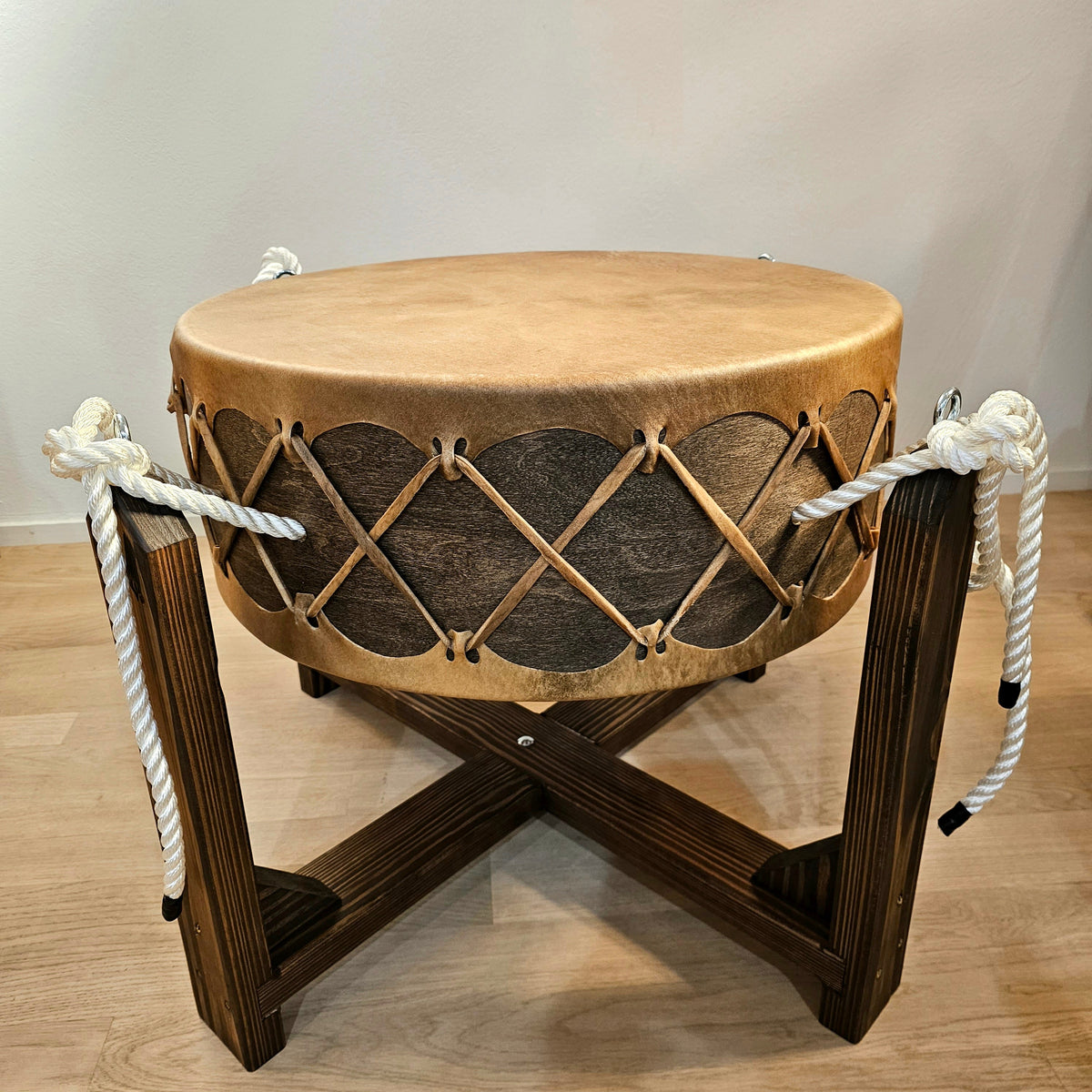 Powwow Trommel 60 cm - 24 cm mit Ständer - Bison| Schamanentrommel | Perkussion &amp; Trommel | Dunum.ch